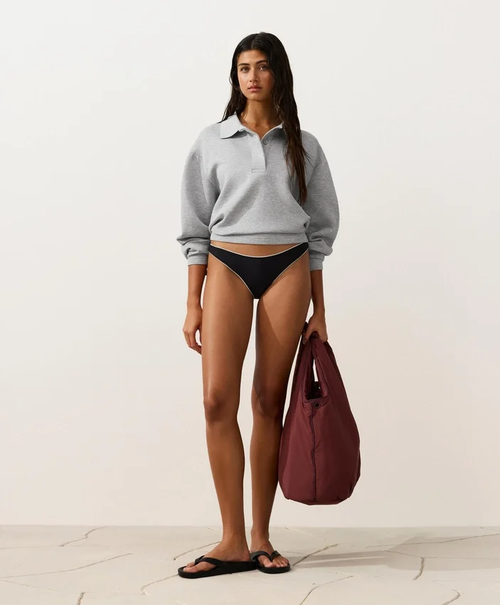 Bikiny se středním krytím, výstřihem do U a lemováním Bikiny se středním krytím, výstřihem do U a lemováním