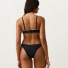 Bikiny se středním krytím, výstřihem do U a lemováním Bikiny se středním krytím, výstřihem do U a lemováním