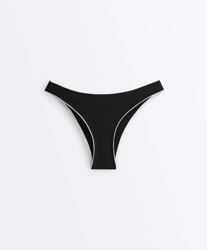 Bikiny se středním krytím, výstřihem do U a lemováním Bikiny se středním krytím, výstřihem do U a lemováním