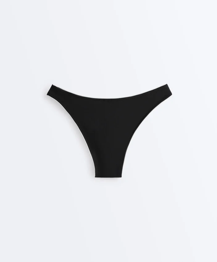 Bikiny se středním krytím, výstřihem do U a lemováním Bikiny se středním krytím, výstřihem do U a lemováním