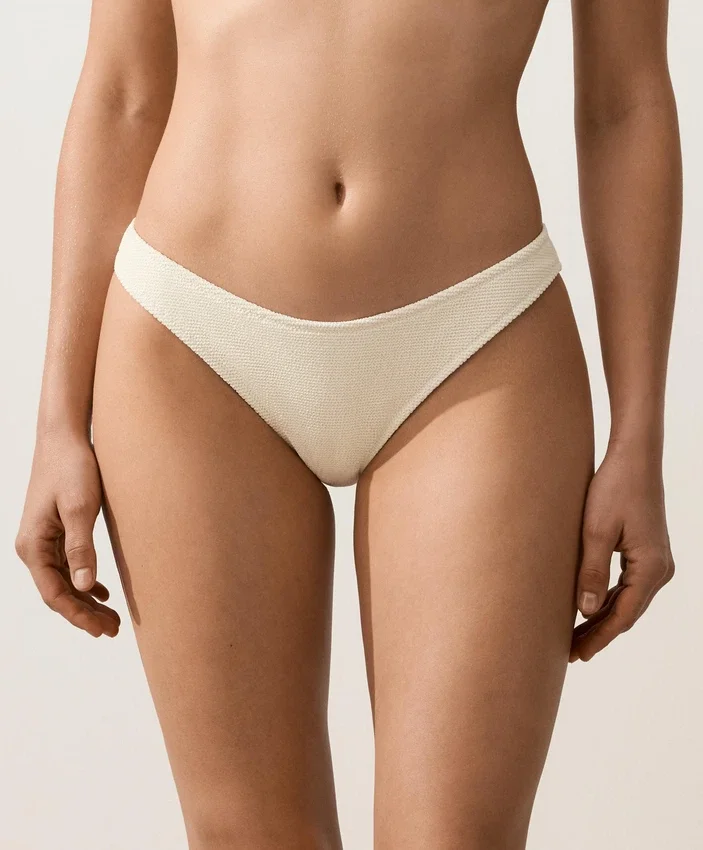 Bikiny se středním krytím, výstřihem do U a zvrásněnou látkou Bikiny se středním krytím, výstřihem do U a zvrásněnou látkou