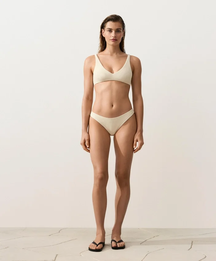 Bikiny se středním krytím, výstřihem do U a zvrásněnou látkou Bikiny se středním krytím, výstřihem do U a zvrásněnou látkou