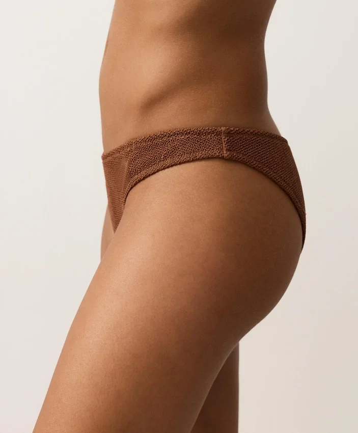 Bikiny se středním krytím, výstřihem do U a zvrásněnou látkou Bikiny se středním krytím, výstřihem do U a zvrásněnou látkou