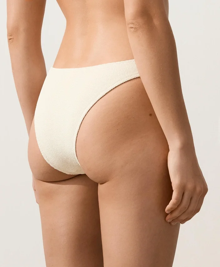 Bikiny se středním krytím, výstřihem do U a zvrásněnou látkou Bikiny se středním krytím, výstřihem do U a zvrásněnou látkou