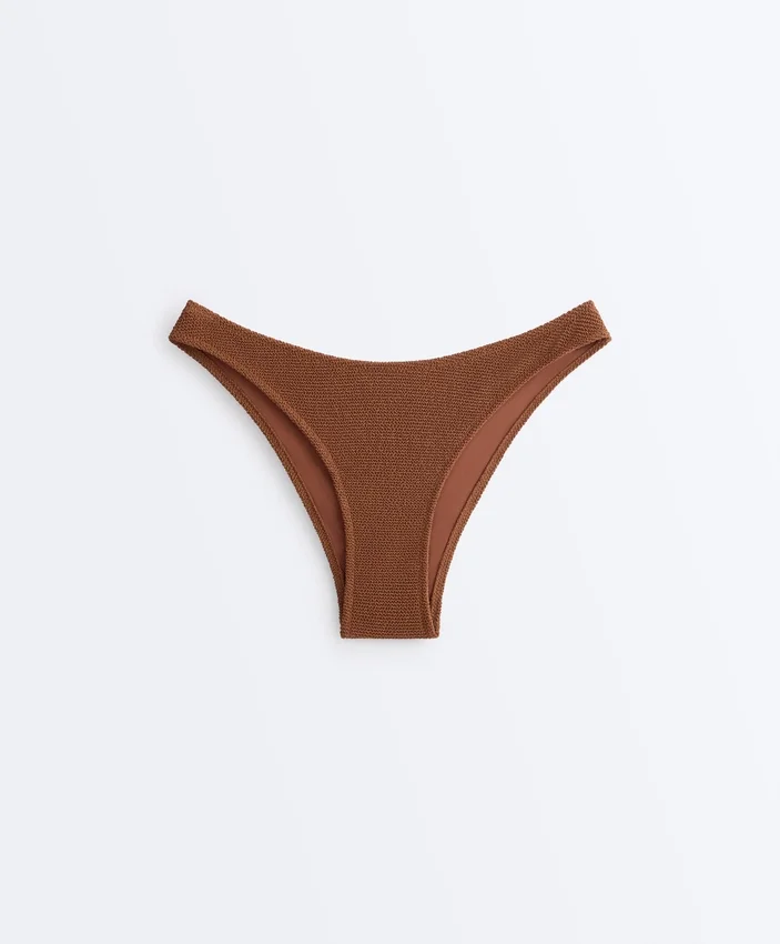 Bikiny se středním krytím, výstřihem do U a zvrásněnou látkou Bikiny se středním krytím, výstřihem do U a zvrásněnou látkou