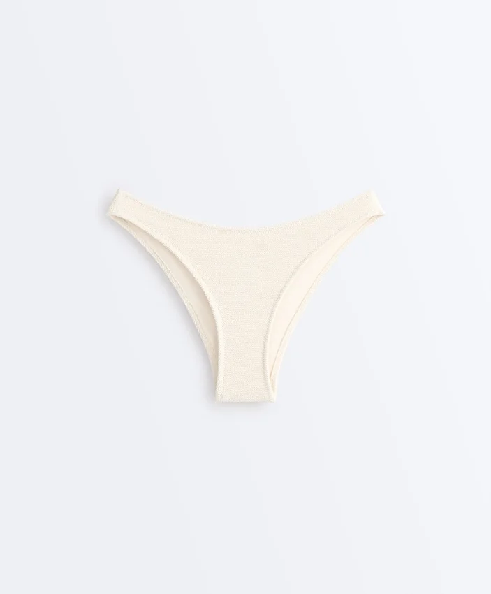 Bikiny se středním krytím, výstřihem do U a zvrásněnou látkou Bikiny se středním krytím, výstřihem do U a zvrásněnou látkou