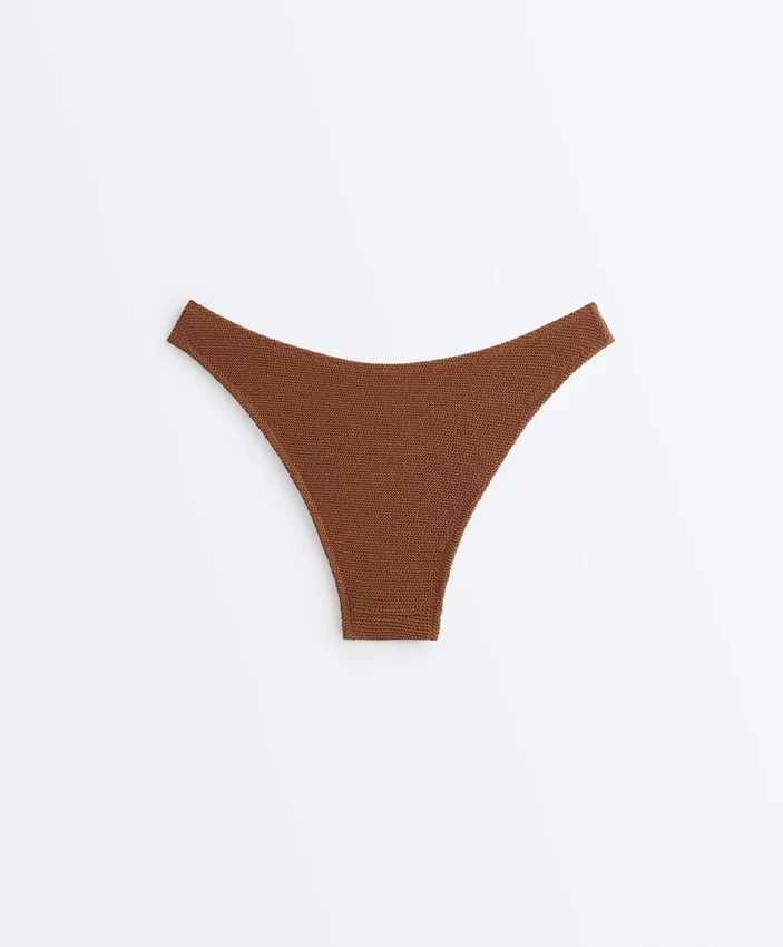 Bikiny se středním krytím, výstřihem do U a zvrásněnou látkou Bikiny se středním krytím, výstřihem do U a zvrásněnou látkou