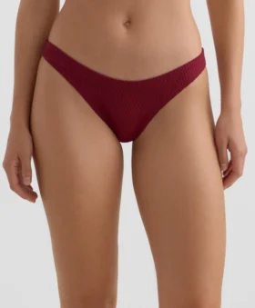 Brazilské bikiny s výřezem do U a mini kostkovaným žakárovým vzorem Brazilské bikiny s výřezem do U a mini kostkovaným žakárovým vzorem