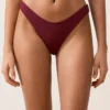 Brazilské bikiny s výřezem do U a mini kostkovaným žakárovým vzorem Brazilské bikiny s výřezem do U a mini kostkovaným žakárovým vzorem
