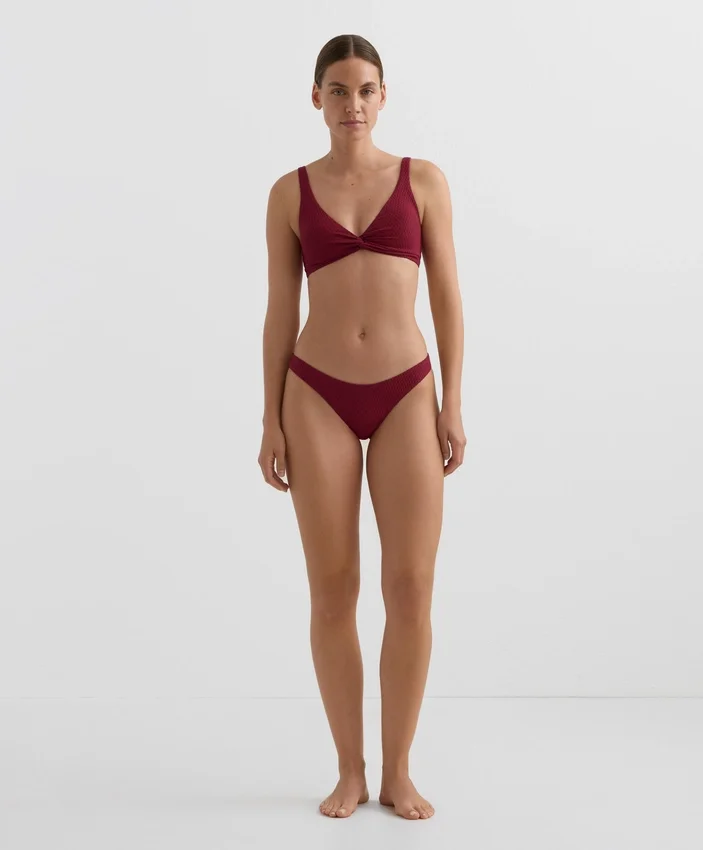 Brazilské bikiny s výřezem do U a mini kostkovaným žakárovým vzorem Brazilské bikiny s výřezem do U a mini kostkovaným žakárovým vzorem