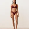 Brazilské bikiny s výřezem do U a mini kostkovaným žakárovým vzorem Brazilské bikiny s výřezem do U a mini kostkovaným žakárovým vzorem
