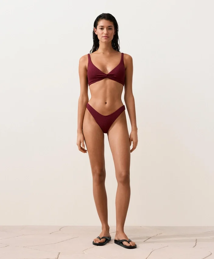Brazilské bikiny s výřezem do U a mini kostkovaným žakárovým vzorem Brazilské bikiny s výřezem do U a mini kostkovaným žakárovým vzorem