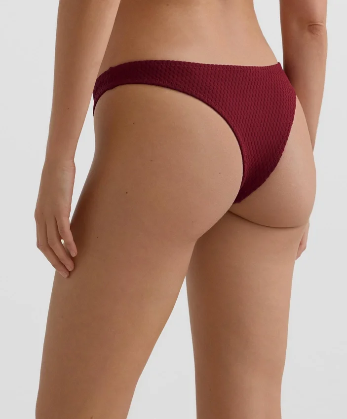 Brazilské bikiny s výřezem do U a mini kostkovaným žakárovým vzorem Brazilské bikiny s výřezem do U a mini kostkovaným žakárovým vzorem