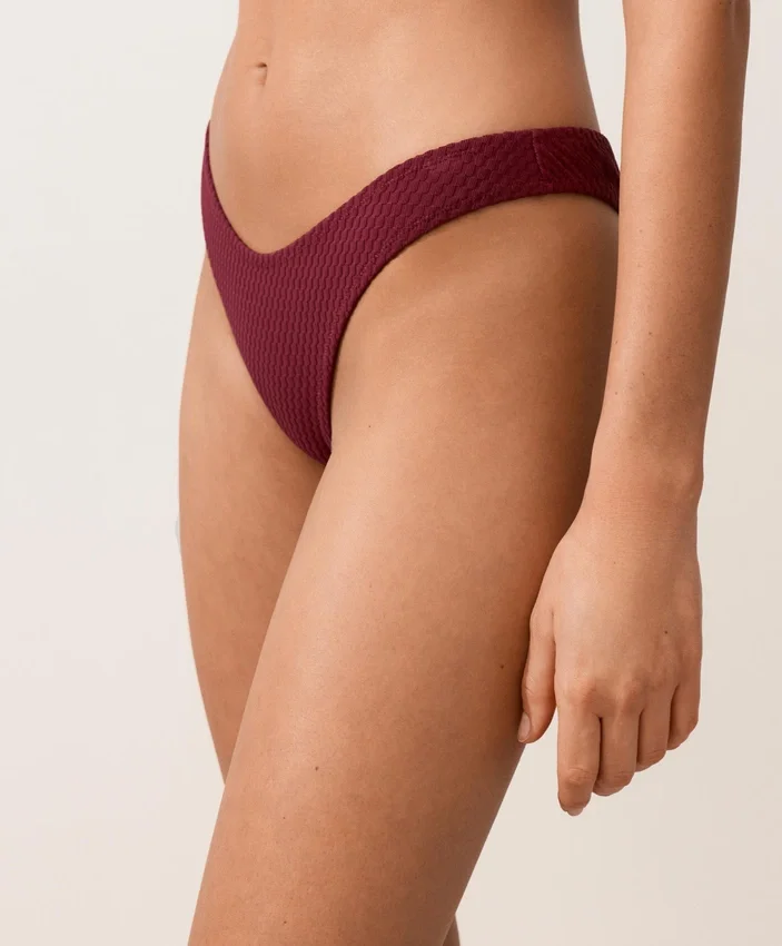 Brazilské bikiny s výřezem do U a mini kostkovaným žakárovým vzorem Brazilské bikiny s výřezem do U a mini kostkovaným žakárovým vzorem