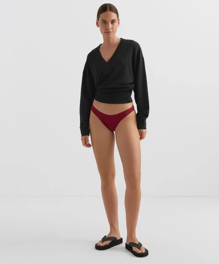 Brazilské bikiny s výřezem do U a mini kostkovaným žakárovým vzorem Brazilské bikiny s výřezem do U a mini kostkovaným žakárovým vzorem