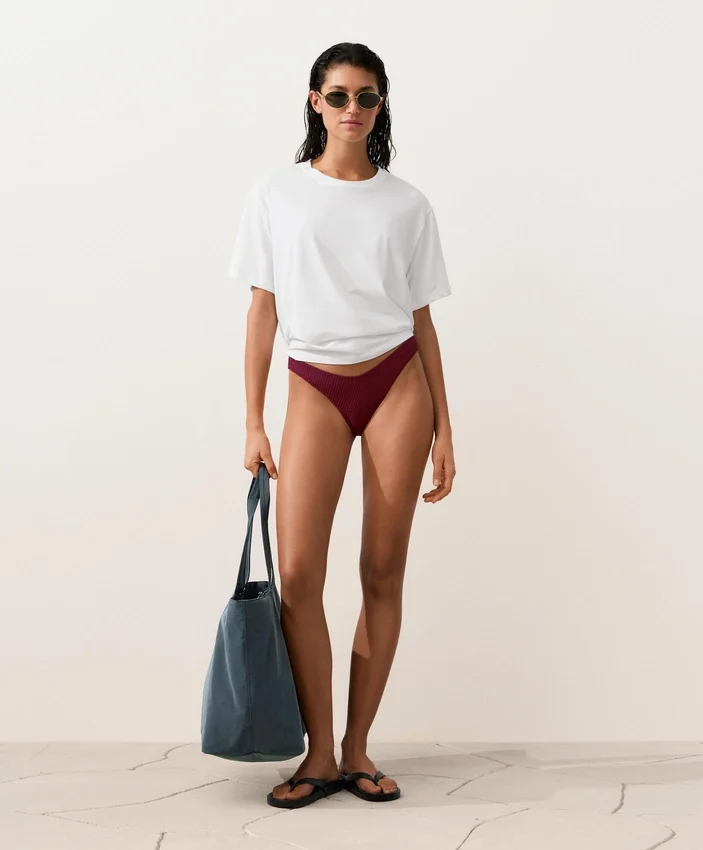 Brazilské bikiny s výřezem do U a mini kostkovaným žakárovým vzorem Brazilské bikiny s výřezem do U a mini kostkovaným žakárovým vzorem