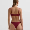 Brazilské bikiny s výřezem do U a mini kostkovaným žakárovým vzorem Brazilské bikiny s výřezem do U a mini kostkovaným žakárovým vzorem