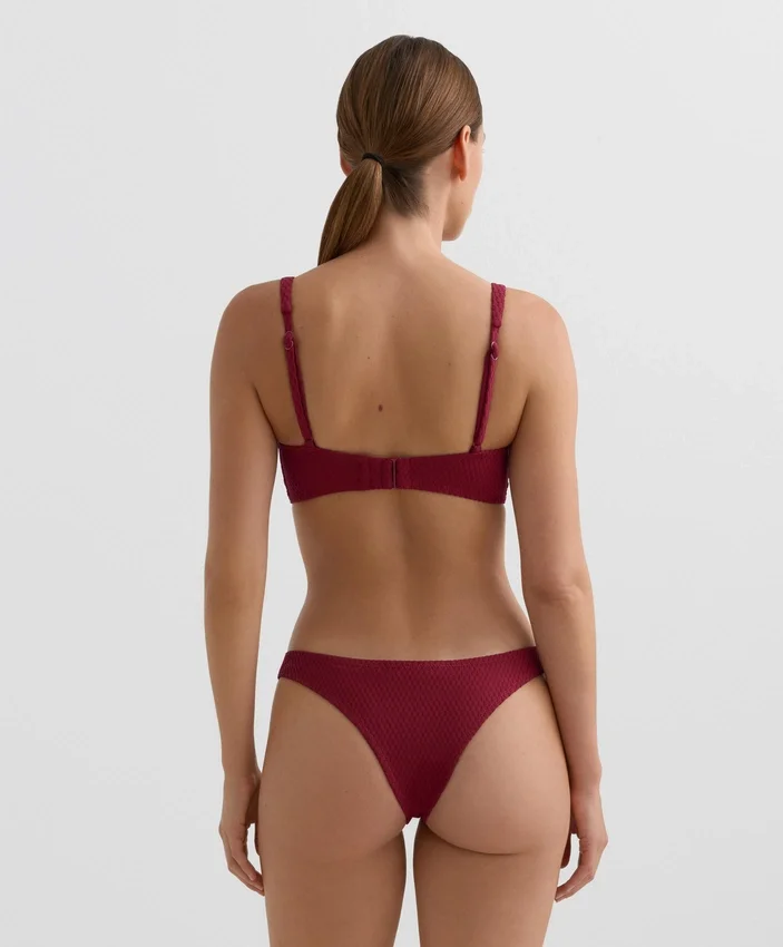 Brazilské bikiny s výřezem do U a mini kostkovaným žakárovým vzorem Brazilské bikiny s výřezem do U a mini kostkovaným žakárovým vzorem
