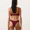 Brazilské bikiny s výřezem do U a mini kostkovaným žakárovým vzorem Brazilské bikiny s výřezem do U a mini kostkovaným žakárovým vzorem