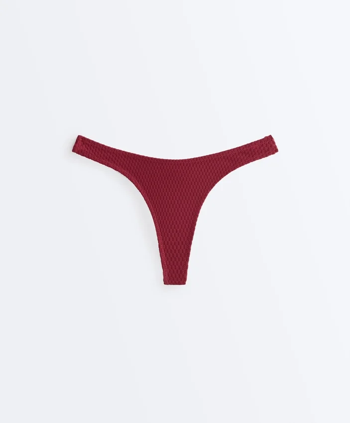 Brazilské bikiny s výřezem do U a mini kostkovaným žakárovým vzorem Brazilské bikiny s výřezem do U a mini kostkovaným žakárovým vzorem