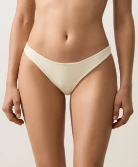 Brazilské bikiny s výřezem do U a zvrásněnou látkou Brazilské bikiny s výřezem do U a zvrásněnou látkou