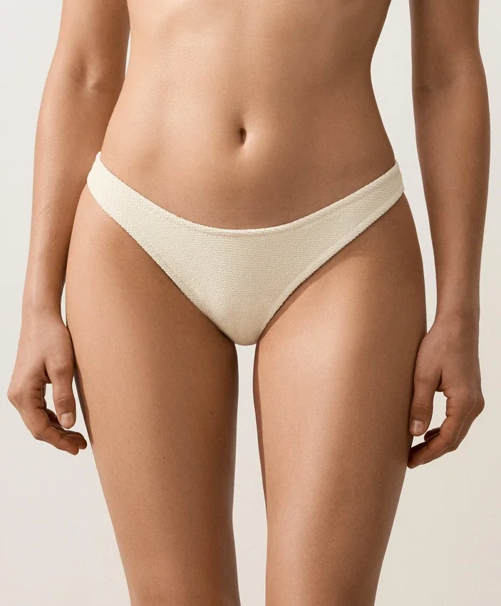 Brazilské bikiny s výřezem do U a zvrásněnou látkou Brazilské bikiny s výřezem do U a zvrásněnou látkou