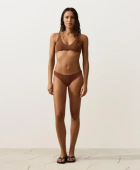 Brazilské bikiny s výřezem do U a zvrásněnou látkou Brazilské bikiny s výřezem do U a zvrásněnou látkou