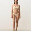 Brazilské bikiny s výřezem do U a zvrásněnou látkou Brazilské bikiny s výřezem do U a zvrásněnou látkou