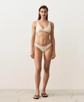 Brazilské bikiny s výřezem do U a zvrásněnou látkou Brazilské bikiny s výřezem do U a zvrásněnou látkou