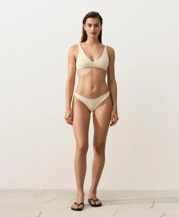 Brazilské bikiny s výřezem do U a zvrásněnou látkou Brazilské bikiny s výřezem do U a zvrásněnou látkou