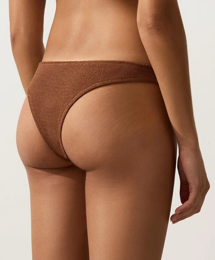 Brazilské bikiny s výřezem do U a zvrásněnou látkou Brazilské bikiny s výřezem do U a zvrásněnou látkou