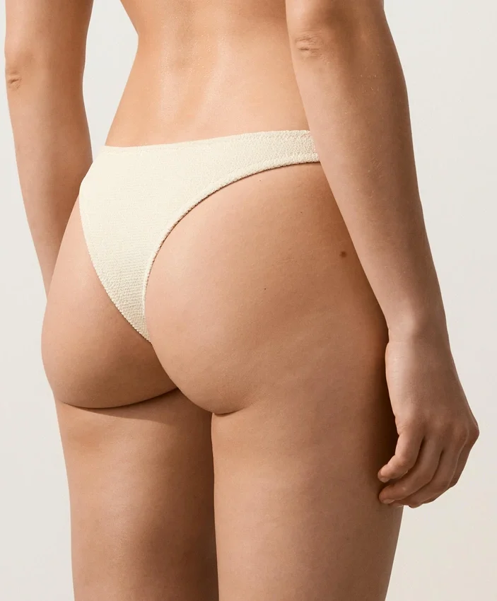 Brazilské bikiny s výřezem do U a zvrásněnou látkou Brazilské bikiny s výřezem do U a zvrásněnou látkou