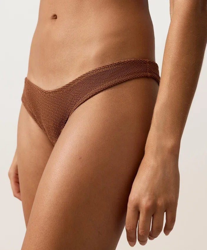 Brazilské bikiny s výřezem do U a zvrásněnou látkou Brazilské bikiny s výřezem do U a zvrásněnou látkou