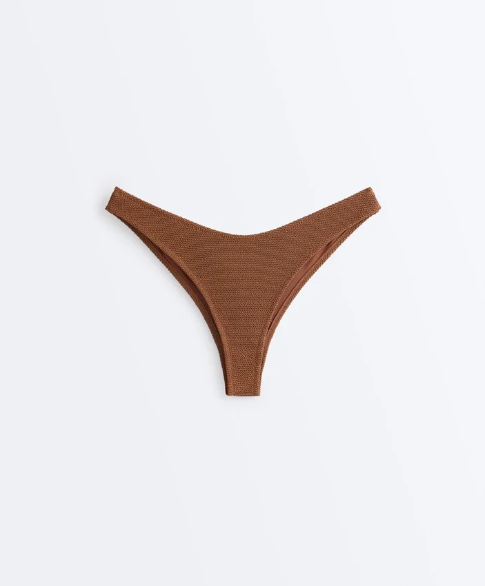 Brazilské bikiny s výřezem do U a zvrásněnou látkou Brazilské bikiny s výřezem do U a zvrásněnou látkou