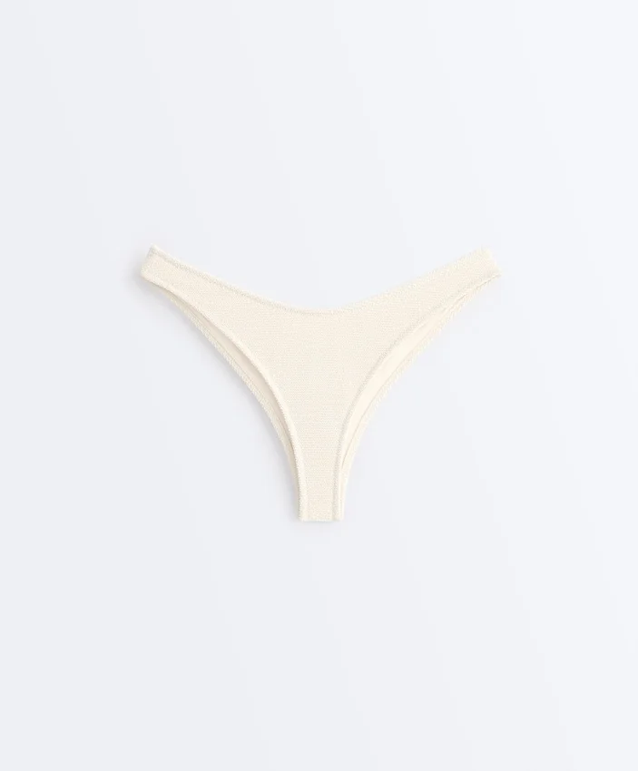 Brazilské bikiny s výřezem do U a zvrásněnou látkou Brazilské bikiny s výřezem do U a zvrásněnou látkou