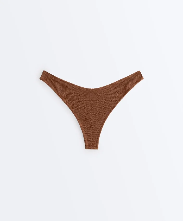 Brazilské bikiny s výřezem do U a zvrásněnou látkou Brazilské bikiny s výřezem do U a zvrásněnou látkou