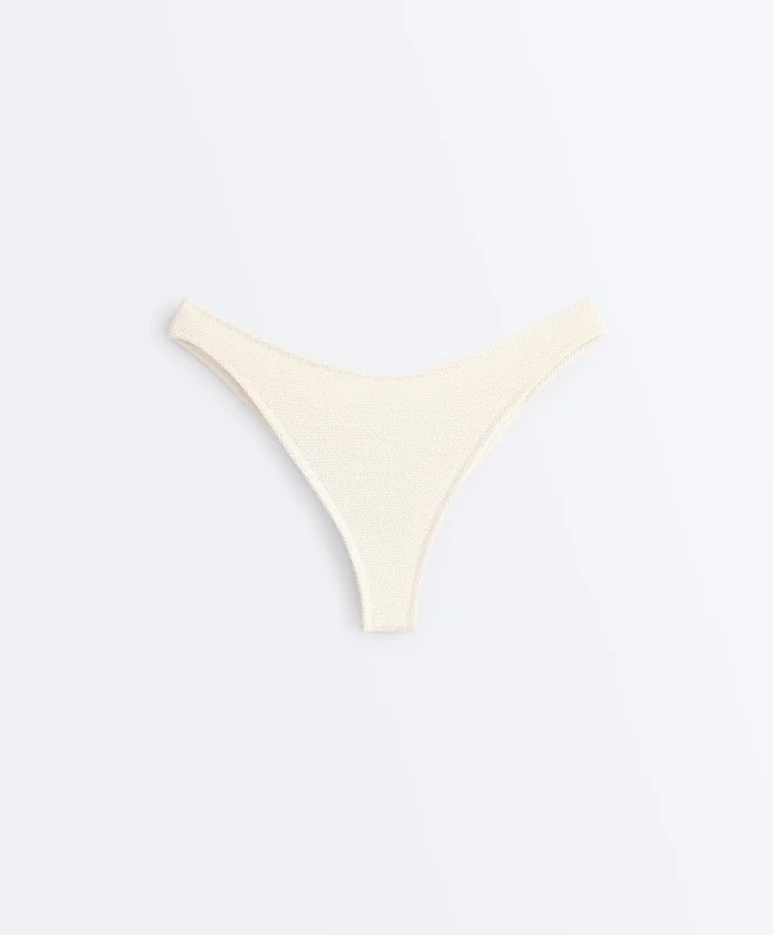 Brazilské bikiny s výřezem do U a zvrásněnou látkou Brazilské bikiny s výřezem do U a zvrásněnou látkou