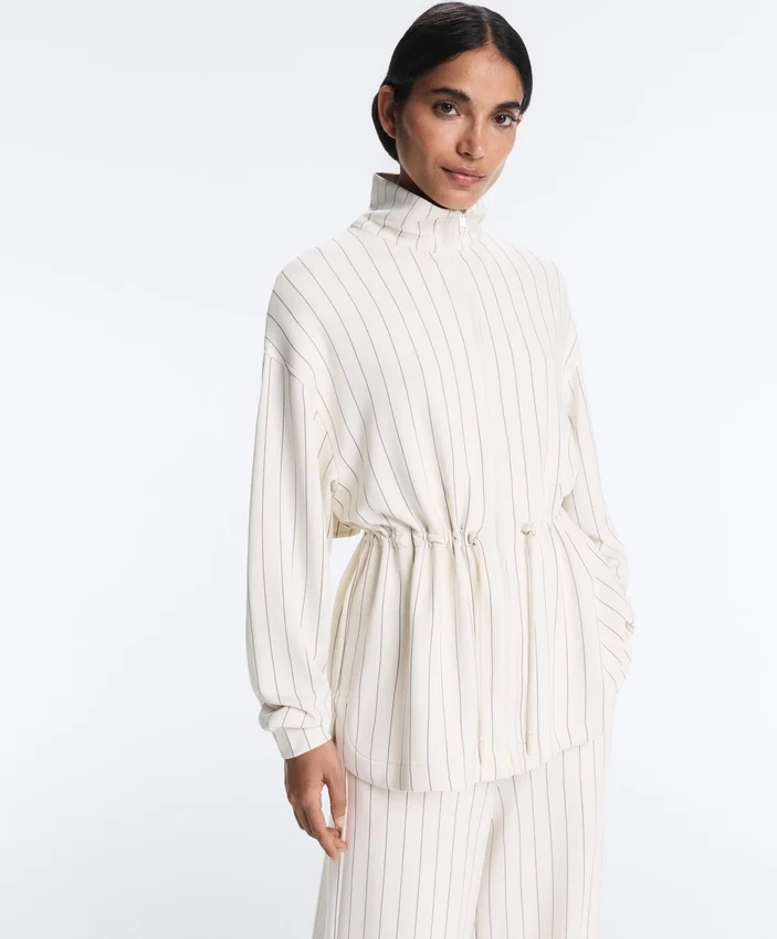Dlouhá bundy s proužky, nastavitelným pasem a Soft Touch modálem Dlouhá bundy s proužky, nastavitelným pasem a Soft Touch modálem