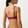 Geometrický žakárový bikini top s vázáním za krkem Geometrický žakárový bikini top s vázáním za krkem