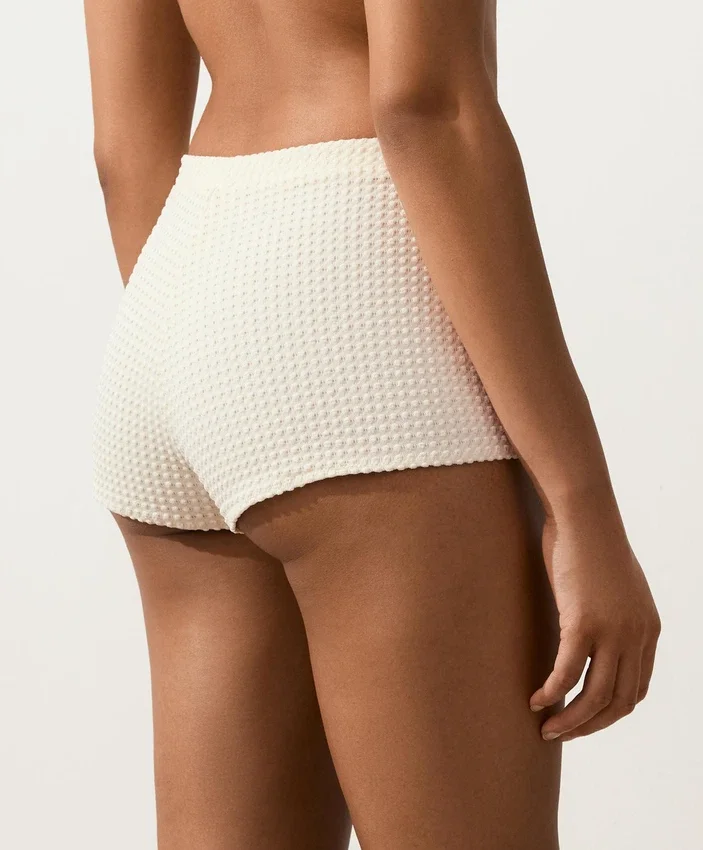 Háčkované bikiny s vysokým pasem a bublinkovou texturou Háčkované bikiny s vysokým pasem a bublinkovou texturou