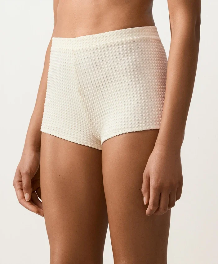Háčkované bikiny s vysokým pasem a bublinkovou texturou Háčkované bikiny s vysokým pasem a bublinkovou texturou