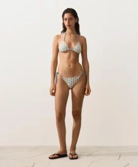 Bikiny se středním krytím, háčkované s vlnovým vzorem a vázáním Bikiny se středním krytím, háčkované s vlnovým vzorem a vázáním
