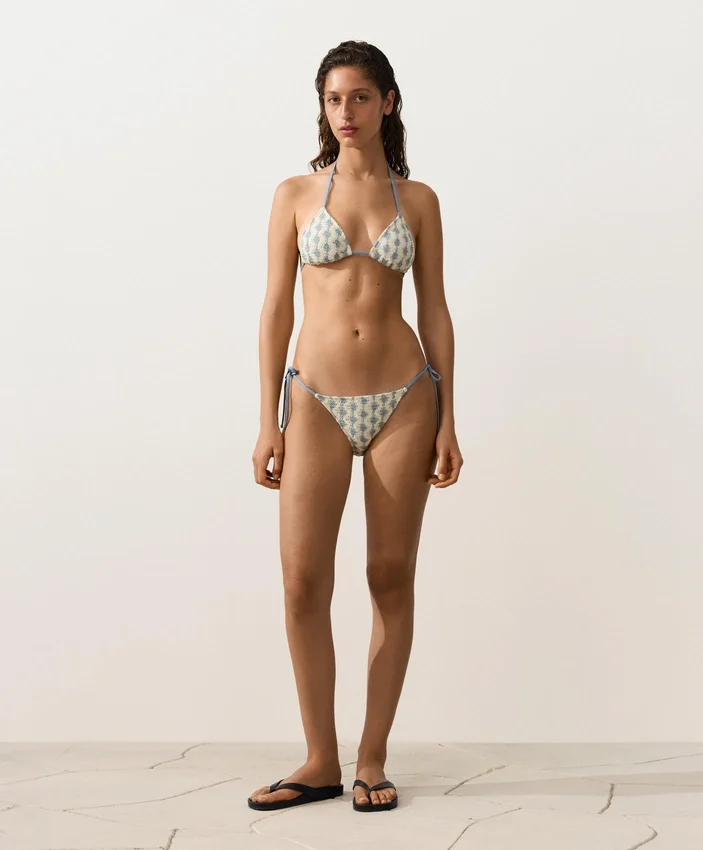 Bikiny se středním krytím, háčkované s vlnovým vzorem a vázáním Bikiny se středním krytím, háčkované s vlnovým vzorem a vázáním