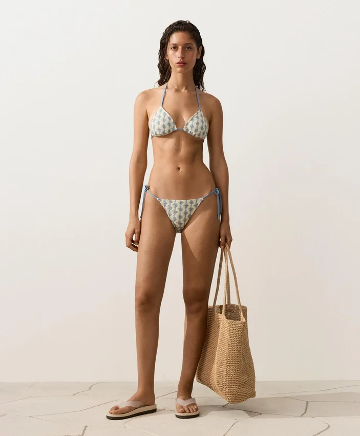Bikiny se středním krytím, háčkované s vlnovým vzorem a vázáním Bikiny se středním krytím, háčkované s vlnovým vzorem a vázáním