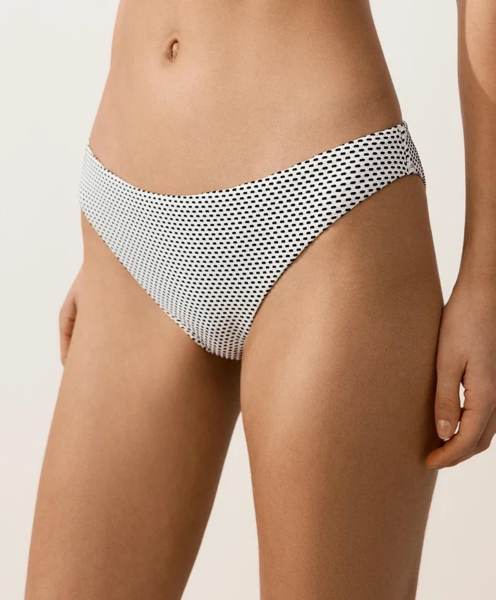 Klasické bikiny s žakárovým potiskem v puntíky Klasické bikiny s žakárovým potiskem v puntíky
