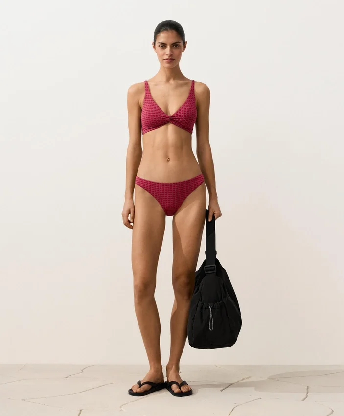 Klasické bikiny s geometrickým žakárovým vzorem v podobě kalhotek Klasické bikiny s geometrickým žakárovým vzorem v podobě kalhotek