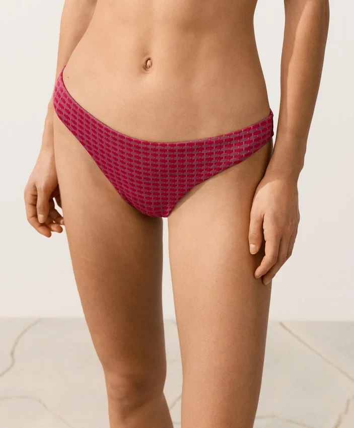 Klasické bikiny s geometrickým žakárovým vzorem v podobě kalhotek Klasické bikiny s geometrickým žakárovým vzorem v podobě kalhotek