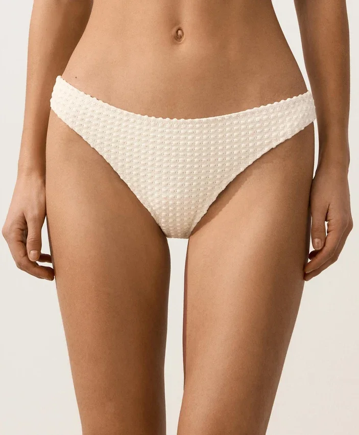 Klasické bikiny s háčkovaným vzorem a bublinkovou texturou Klasické bikiny s háčkovaným vzorem a bublinkovou texturou