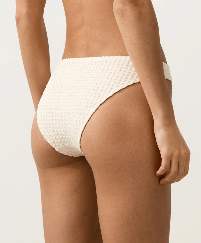 Klasické bikiny s háčkovaným vzorem a bublinkovou texturou Klasické bikiny s háčkovaným vzorem a bublinkovou texturou