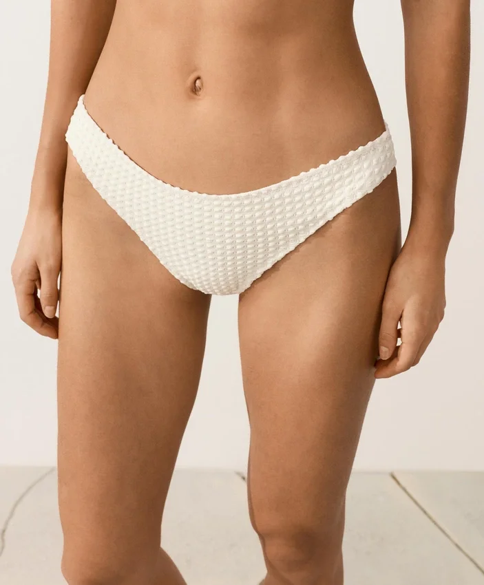 Klasické bikiny s háčkovaným vzorem a bublinkovou texturou Klasické bikiny s háčkovaným vzorem a bublinkovou texturou
